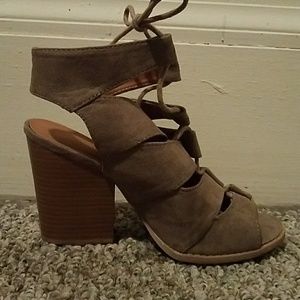 NWOT tan block heels.